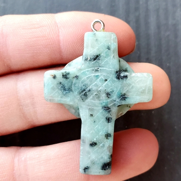 New Hand Carved Kiwi Stone Celtic Cross. - Picture 6 of 10